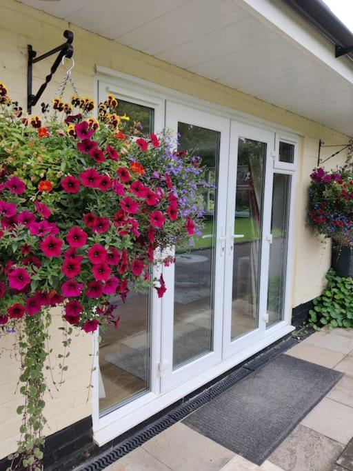 فيلا The Nook Located In A Beautiful Garden Setting With Parking ستارتفورد أبون آفون المظهر الخارجي الصورة