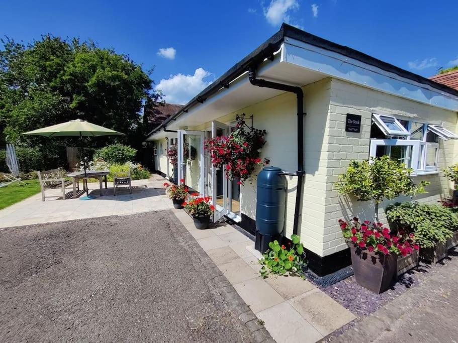 فيلا The Nook Located In A Beautiful Garden Setting With Parking ستارتفورد أبون آفون المظهر الخارجي الصورة